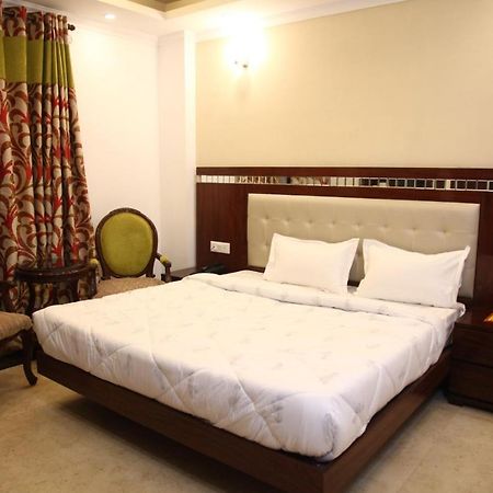 Hotel Dev Residency Вриндавана Экстерьер фото