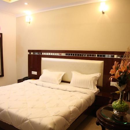 Hotel Dev Residency Вриндавана Экстерьер фото