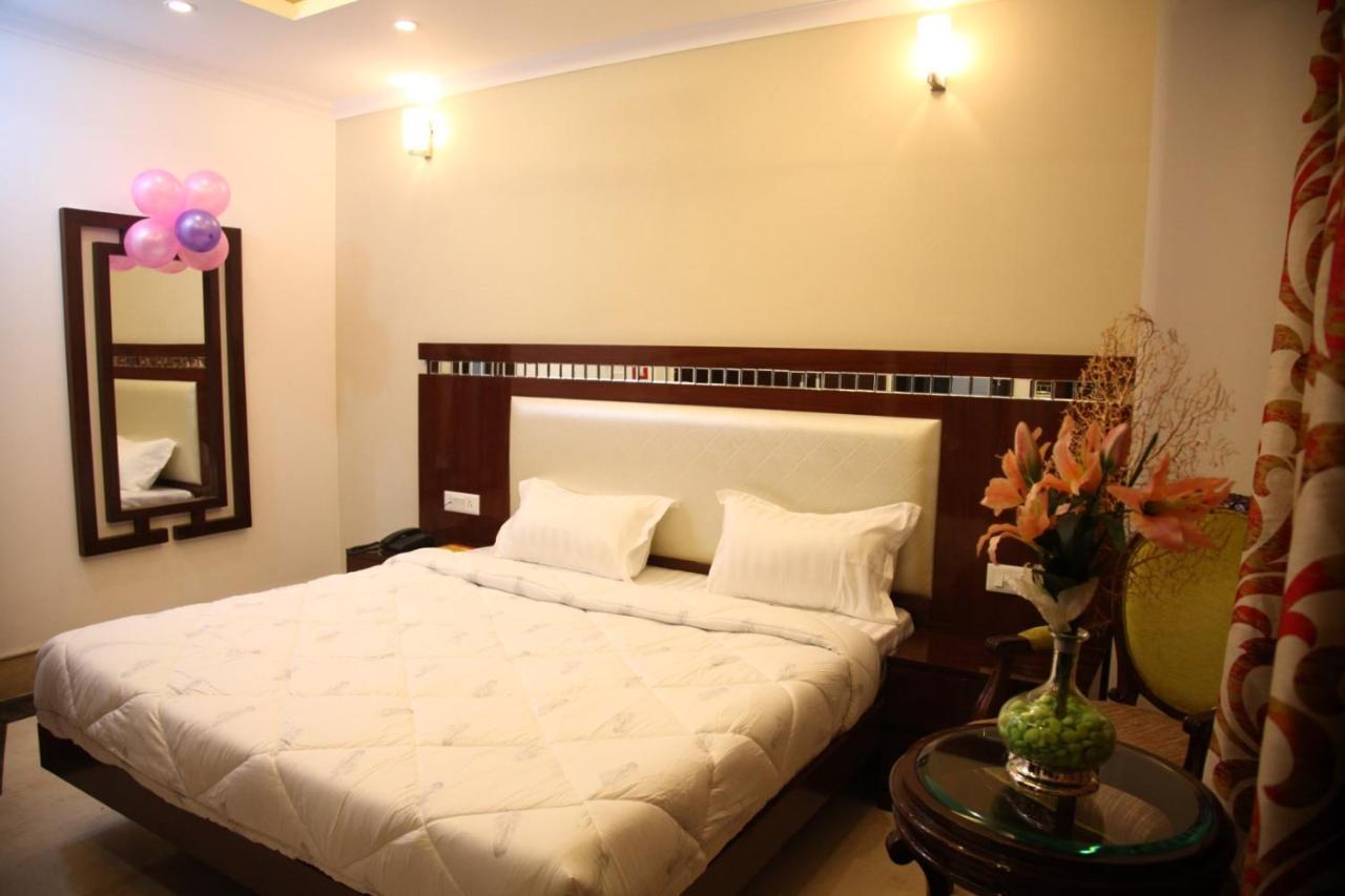 Hotel Dev Residency Вриндавана Экстерьер фото