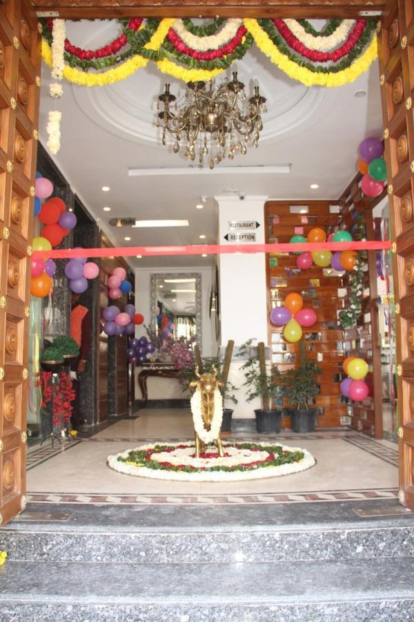 Hotel Dev Residency Вриндавана Экстерьер фото